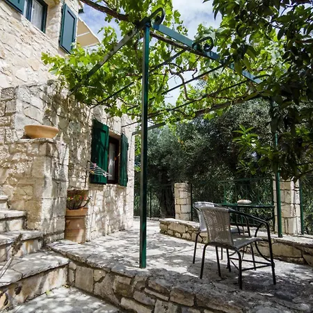 Adamantia Newly Built A4 בית הארחה